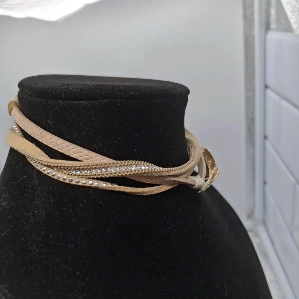 Gold Feather Choker Style Boho Necklace Magnetic Clasp - Picture 4 of 6